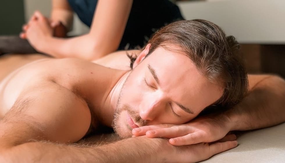 Homme recevant le Massage retour des alpages