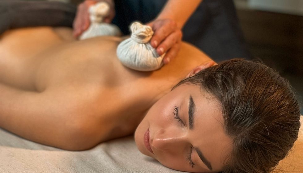 Homme profitant d'un massage refuge plantes alpines