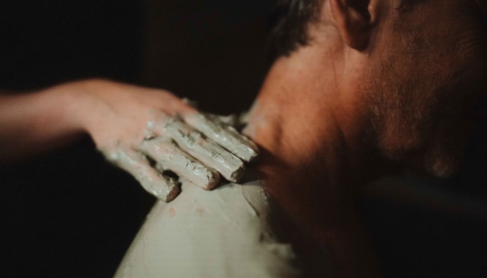 Homme profitant d'un enveloppement d'argile