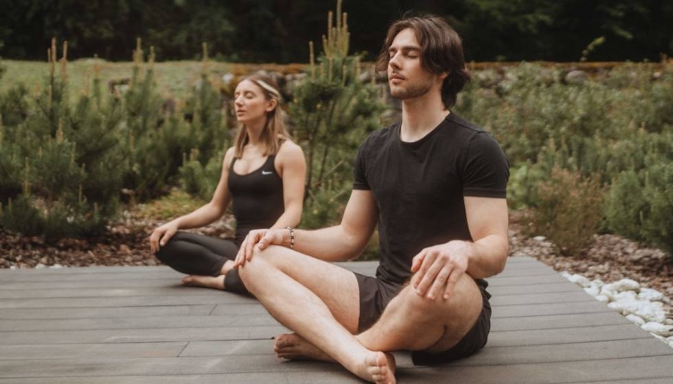 Couple en séance de sophrologie dans le parc thermal pendant une cure voies respiratoires