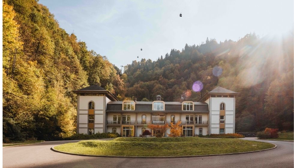 Vue extérieur des Thermes de Saint-Gervais au couché du soleil