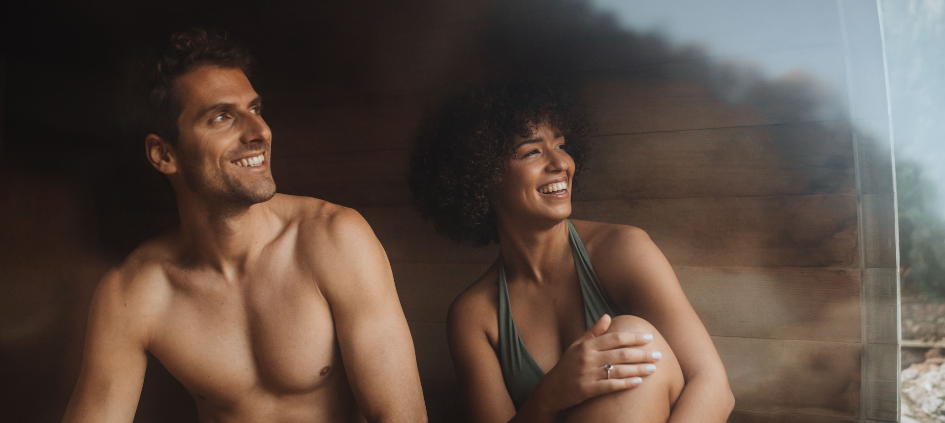 Couple qui rit dans un sauna