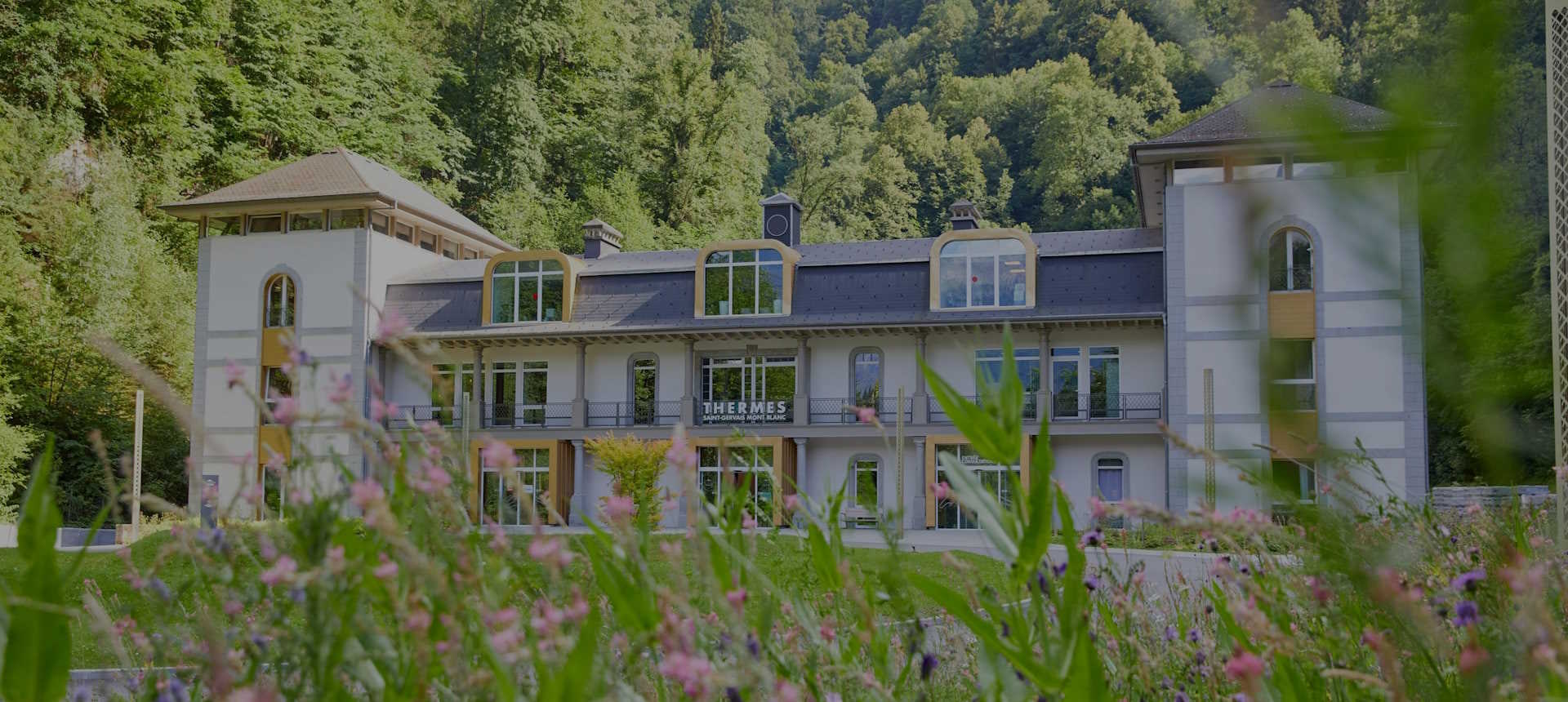 Extérieur des Thermes de Saint-Gervais au printemps