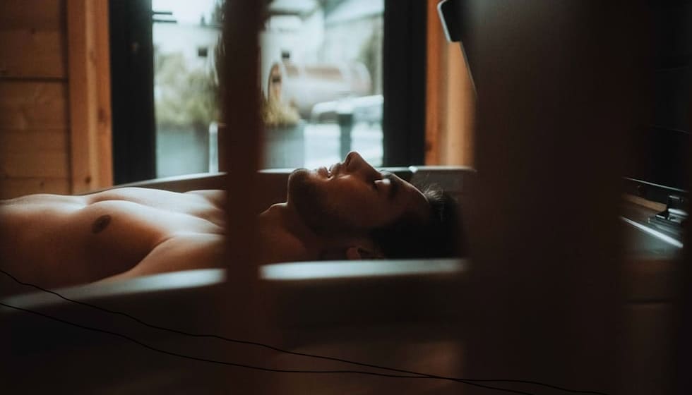 Homme sur un lit hydromassant
