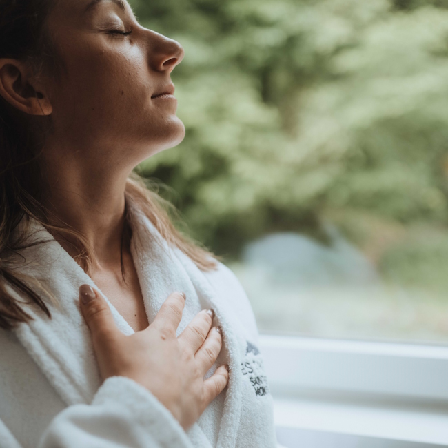 Femme main poitrine.jpg