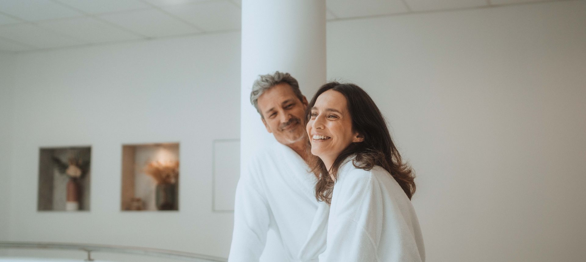 Couple heureux à l'intérieur de la cure thermale à Saint-Gervais