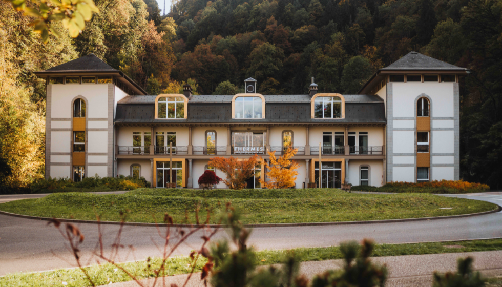 Les Thermes de Saint-Gervais Mont-Blanc en automne, entourés de forêt aux couleurs dorées