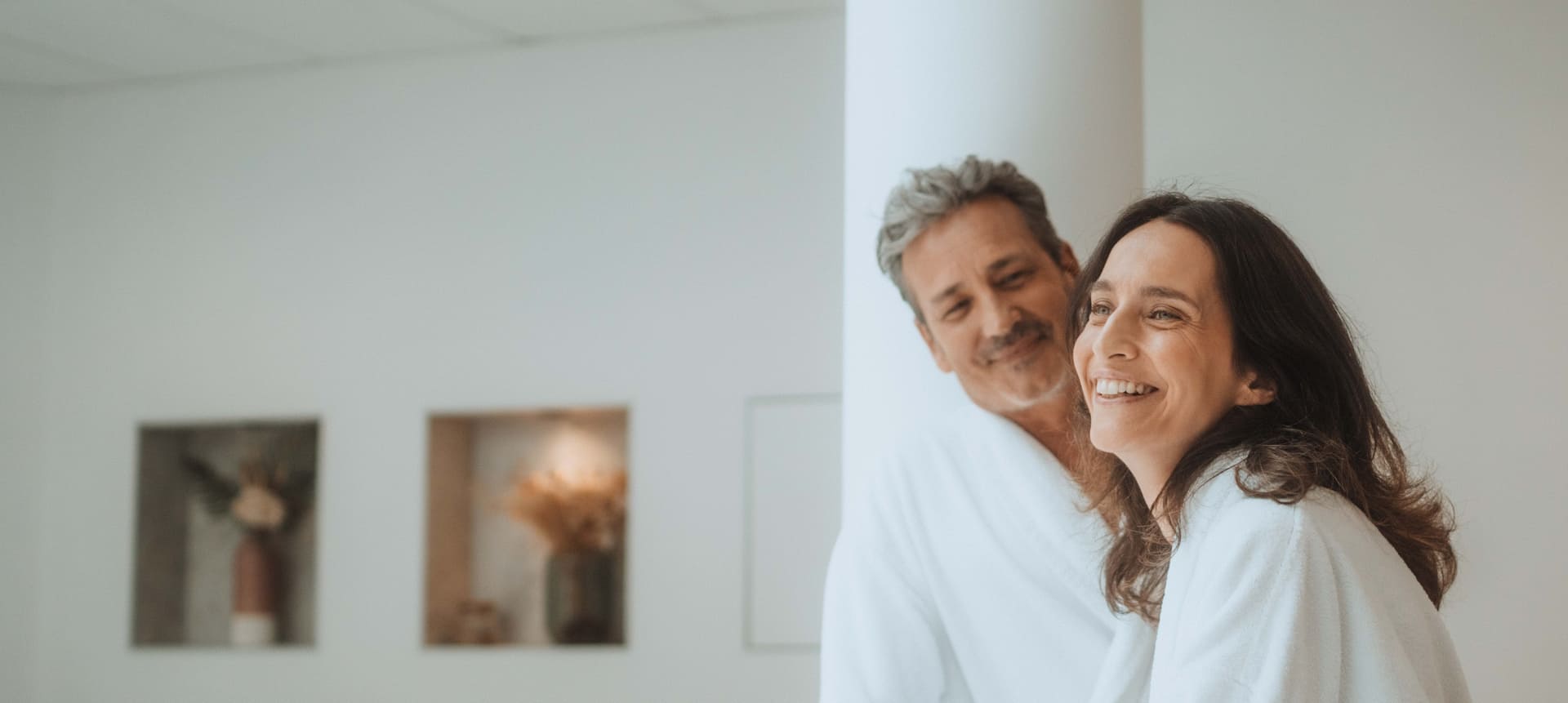 Couple heureux en cure thermale