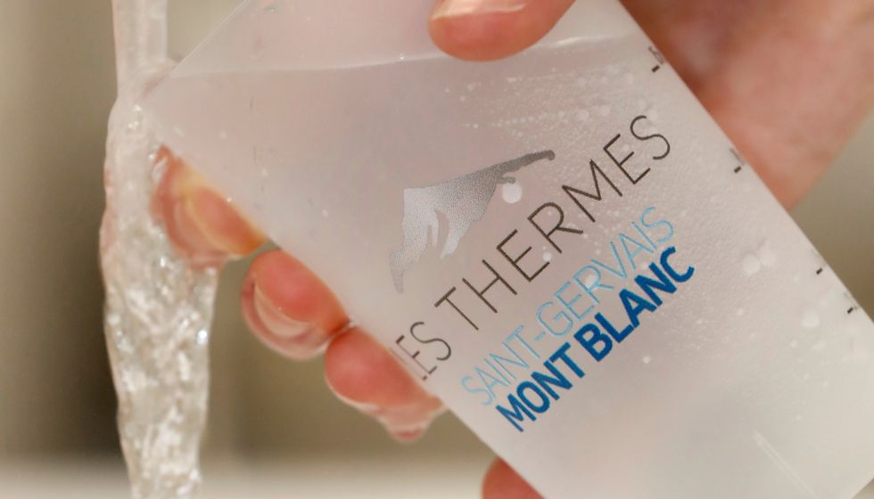 Verre d'eau thermale