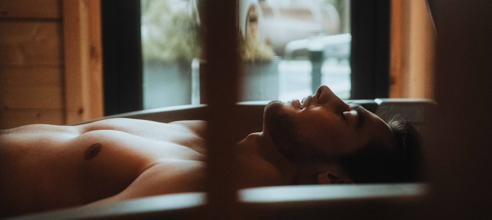 Homme profitant d'un cocon d'argile de montagne