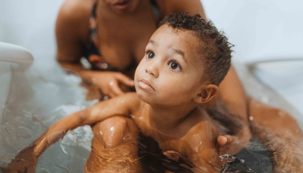 Enfant curiste en dermatologie dans un bain d'eau thermale